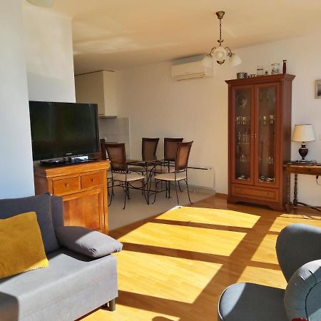Apartment Lora Оміш Екстер'єр фото