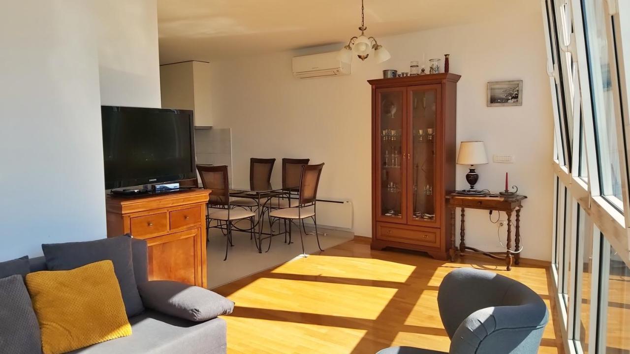 Apartment Lora Оміш Екстер'єр фото
