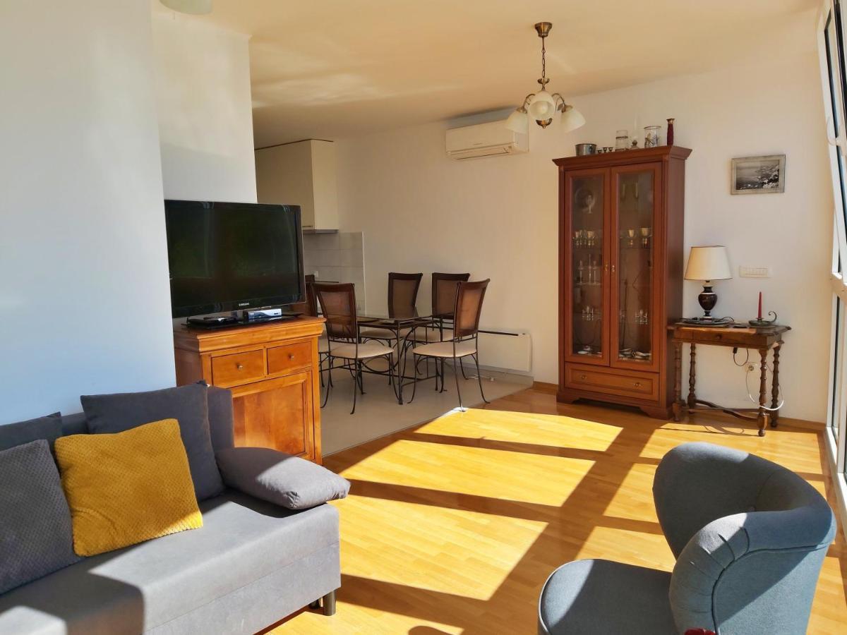 Apartment Lora Оміш Екстер'єр фото
