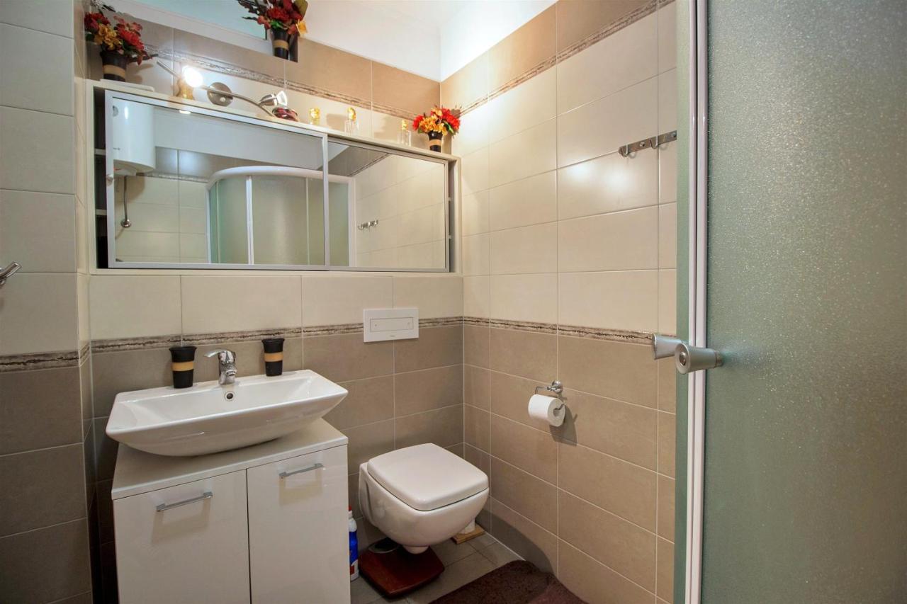 Apartment Lora Оміш Екстер'єр фото