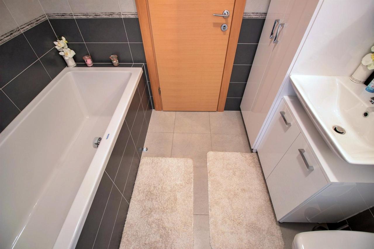 Apartment Lora Оміш Екстер'єр фото