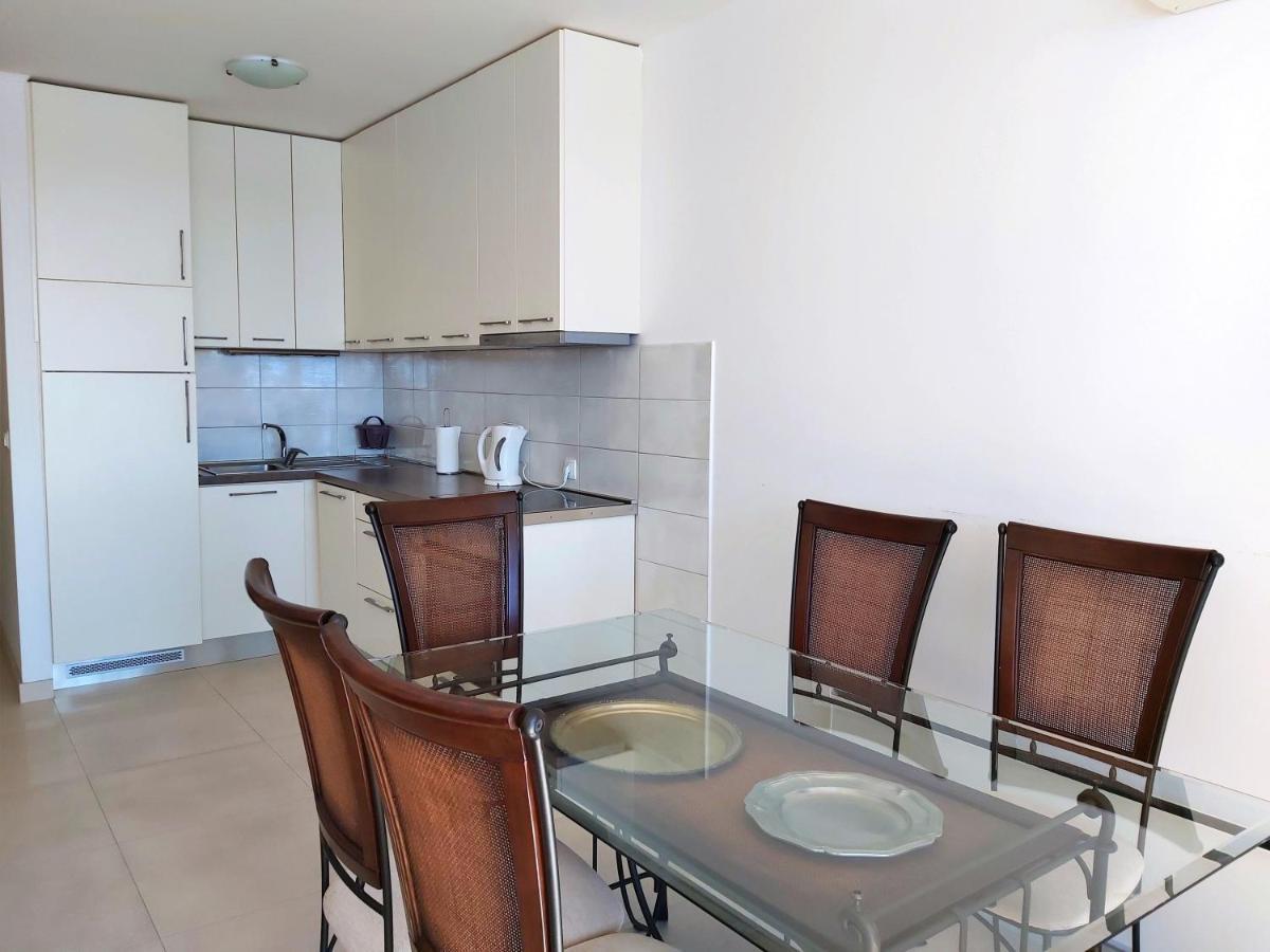 Apartment Lora Оміш Екстер'єр фото