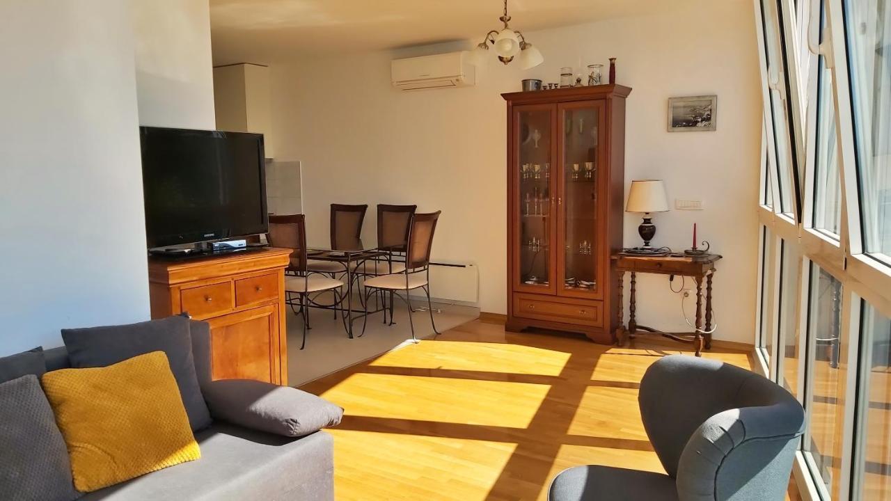 Apartment Lora Оміш Екстер'єр фото