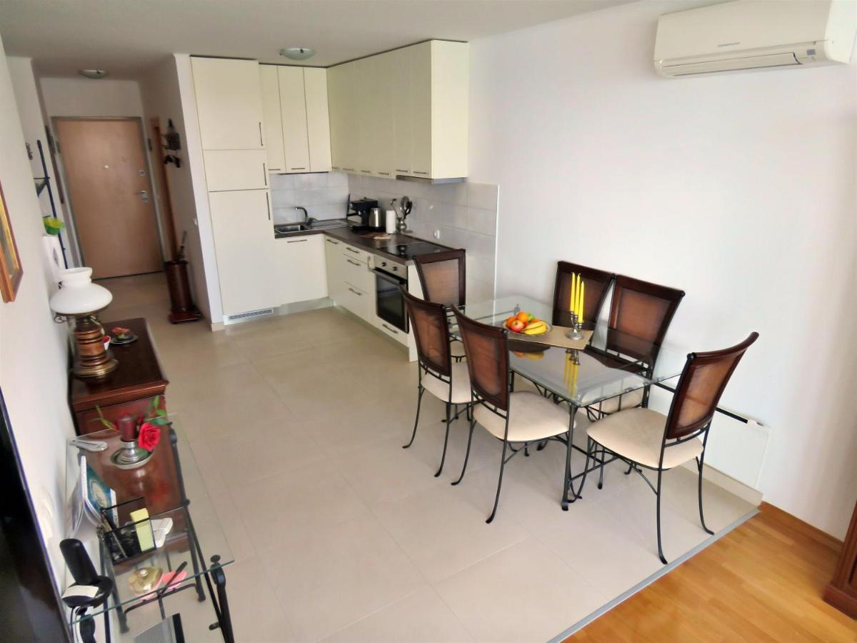 Apartment Lora Оміш Екстер'єр фото